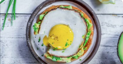 Egg of vegetable origin with algae protein